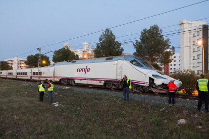 Un tren Euromed amb 270 viatgers a bord ha descarrilat aquesta tarda a la sortida de l'estació de Mont-roig del Camp, en xocar contra una pedra de grans dimensions. L'accident ha tingut lloc a les 17:38 hores, i no hi ha hagut ferits.