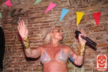 Leticia Sabater homenatja les discoteques dels anys 90 a Tarragona.