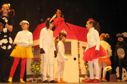 Els escolars dels centres del Baix Penedès pugen a l'escenari del Teatre Municipal Àngel Guimerà del Vendrell en el marc de la 38a edició del Festival de Teatre Infantil i Juvenil del Baix Penedès. El teatre alça el teló per acollir 785 joves i 31 obres d'allò més diverses.