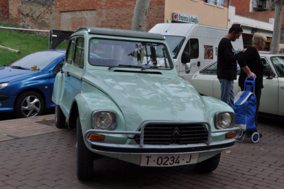 Diversos vehicles d'època s'han citat a la Rambla Joan Maragall d'El Morell.