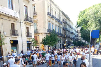 Grans i petits escalfen motors per iniciar la Manifestació a favor de la República Catalana.