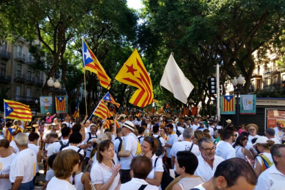 Grans i petits escalfen motors per iniciar la Manifestació a favor de la República Catalana.