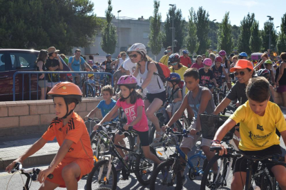 El barri tarragoní de la Móra-Tamarit ha tornat a pujar a la bicicleta, aquest dissabte al matí, per tal de protagonitzar la 24a bicicletada popular. La cita ha servit per reivindicar 