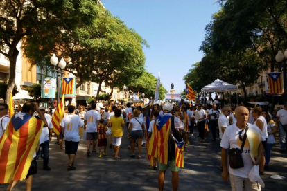 Grans i petits escalfen motors per iniciar la Manifestació a favor de la República Catalana.