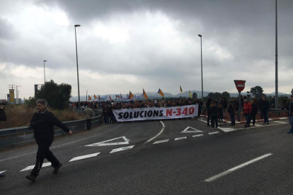 La protesta a l'N-340 i l'AP7 deixa aquest dissabte les comarques de Tarragona bloquejades de sud a nord.