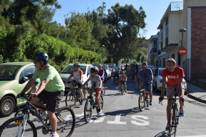 El barri tarragoní de la Móra-Tamarit ha tornat a pujar a la bicicleta, aquest dissabte al matí, per tal de protagonitzar la 24a bicicletada popular. La cita ha servit per reivindicar 