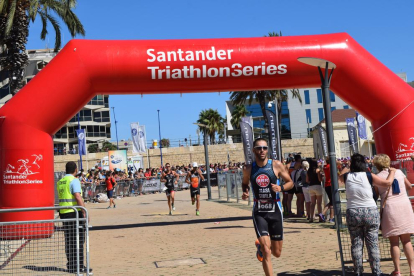 El circuit Santander Triathlon Sèries arriba, un any més, a Tarragona després d'haver fet parada a València, Madrid i Castelló. Tot un clàssic de l'estiu, que enguany ha engegat motors aquest dissabte al Moll de Costa del Port de Tarragona, on un total de 1.150 triatletes  han participat en l'esdeveniment esportiu.