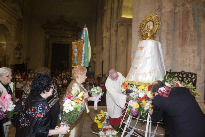 La comunitat aragonesa de Tarragona aquest dimecres ha realitzat la tradicional ofrena floral a la Verge del Pilar a la Catedral de Tarragona.