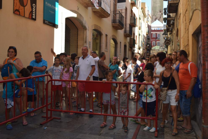 El primer tobogan aquàtic, organitzat per la Colla dels Xiquets de Tarragona, a la ciutat, ha arrencat amb força expectació i participació ciutadana malgrat que l'activitat ha presentat alguns problemes logístics.
