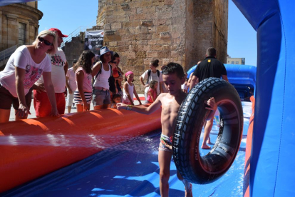 El primer tobogan aquàtic, organitzat per la Colla dels Xiquets de Tarragona, a la ciutat, ha arrencat amb força expectació i participació ciutadana malgrat que l'activitat ha presentat alguns problemes logístics.