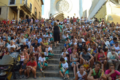 La restauració de la Cucafera de Tarragona s'ha fet pública, aquest diumenge a la tarda, a la plaça tarragonina de les Cols, davant la mirada de centenars de veïns.