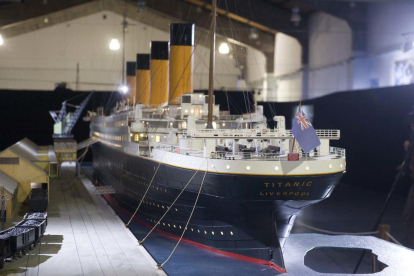 Inauguració de l'exxposició al Moll de costa de Tarragona amb una maqueta que reprodueix fidelment el Titanic.