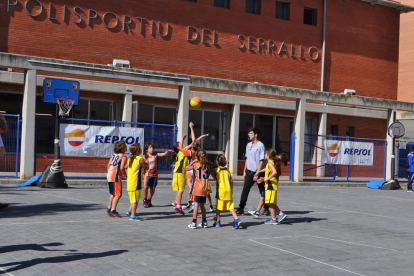 Una quarentena d'equips de les escoles de Tarragona s'han citat al Pavelló del Serrallo en una trobada organitzada pel CBT.