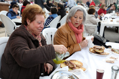 Imatges de l'esmorzar popular organitzat per la Cooperativa Agrícola de Riudoms durant la Fira de l'Oli nou.