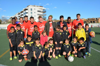 Deu jugadors del primer equip han visitat l'estadi municipal de Salou i han passat una tarda amb el futbol base de l'UD salou i l'EFB salou