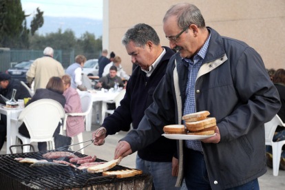 Imatges de l'esmorzar popular organitzat per la Cooperativa Agrícola de Riudoms durant la Fira de l'Oli nou.