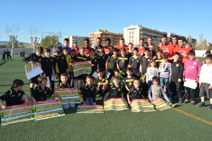 Deu jugadors del primer equip han visitat l'estadi municipal de Salou i han passat una tarda amb el futbol base de l'UD salou i l'EFB salou