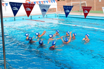 Més de 30 nedadores de diferents categories participen en el Campus de Tecnificació de natació sincronitzada tot elaborant coreografies lliures de sincro i altres estils com hip-hop i gimnàsia rítmica.