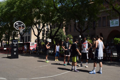 Diferents partits de bàsquet s'han disputat durant el torneig 3x3 Ciutat de Tarragona, a la coca central de la Rambla Nova, davant del Col·legi Teresianes.