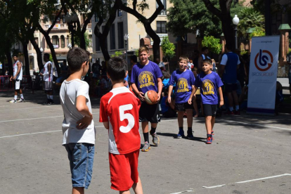 Diferents partits de bàsquet s'han disputat durant el torneig 3x3 Ciutat de Tarragona, a la coca central de la Rambla Nova, davant del Col·legi Teresianes.