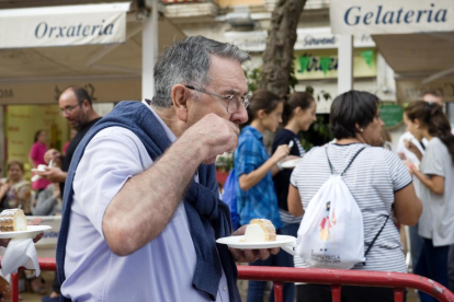 El Gremi de Pastissers de Tarragona ha repartit fins a 2.000 racions del pastís a la plaça de la Font.