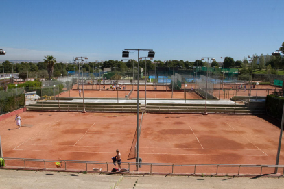 L'alcalde de Salou, Pere Granados, juntament amb el regidor de gestió del territori, Marc Montagut, han visitat aquest matí les obres de remodelació del Tennis Salou H2O, que comptaran amb més de 2,5 milions d'euros d'inversió privada.
