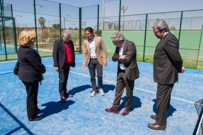 L'alcalde de Salou, Pere Granados, juntament amb el regidor de gestió del territori, Marc Montagut, han visitat aquest matí les obres de remodelació del Tennis Salou H2O, que comptaran amb més de 2,5 milions d'euros d'inversió privada.