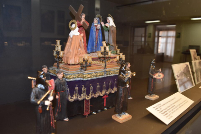 La mostra del Museu Bíclic ha tingut tant èxit, que en una sola setmana ja l'han visitada més de 1.200 persones. L'exposició es prolongarà un mes més, i tornarà al 2017 amb novetats.