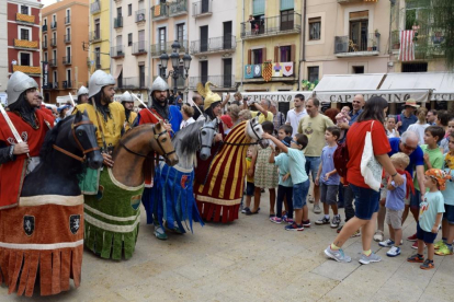 Els tarragonins han envaït la plaça de la Font per gaudir dels balls i els actes de la tanda de lluïment