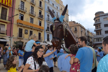 Els tarragonins han envaït la plaça de la Font per gaudir dels balls i els actes de la tanda de lluïment
