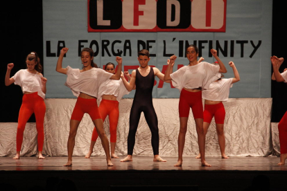 Aquest diumenge ha estat molt intens pel Centre de Dansa i Comèdia Musical Infinity de Valls ja que ha celebrat el seu 3r Festival de Dansa. Aquest, portava com a títol 'La Força de l'Infinity (LFDI)' i era un espectacle homenatge al grup musical Mecano.