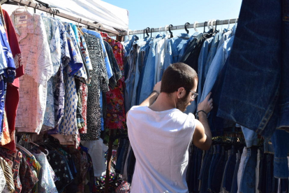 La segona edició del 'Pleamar Vintage Market' va arribar al Parc Voramar d'Altafulla aquest dissabte. Parades de roba, mobles i objectes vintage de tot tipus van atreure gran quantitat de públic al llarg del dia.