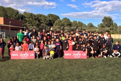 Els jugadors del primer equip del Nàstic visiten els nens de la base de la UD San Salvador en una nova visita del projecte ‪#JuntsProvincia‬ BBVA CX.