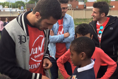 Els jugadors del primer equip del Nàstic visiten els nens de la base de la UD San Salvador en una nova visita del projecte ‪#JuntsProvincia‬ BBVA CX.