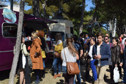 La segona edició del 'Pleamar Vintage Market' va arribar al Parc Voramar d'Altafulla aquest dissabte. Parades de roba, mobles i objectes vintage de tot tipus van atreure gran quantitat de públic al llarg del dia.