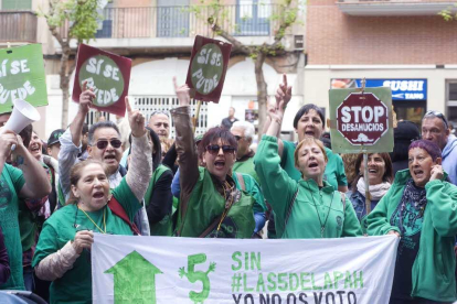 Més de 150 persones es manifesten davant de la seu tarragonina del PP per defensar la llei de l'habitatge digne. El govern de Mariano Rajoy vol declarar la llei catalana inconstitucional.