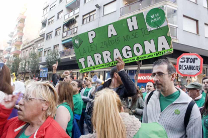 Más de 150 personas se manifiestan delante de la sede tarraconense del PP para defender la ley de la vivienda digna. El gobierno de Mariano Rajoy quiere declarar la ley catalana inconstitucional.