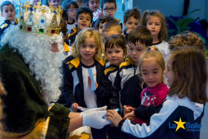 Els patges dels Reis Mags d'Orient visiten la Salle Tarragona.