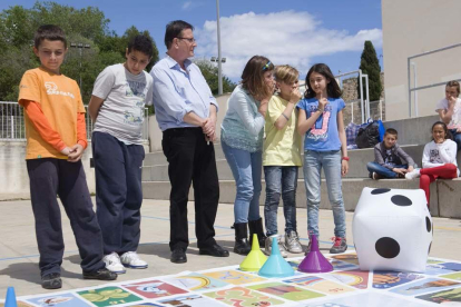 Els alumnes de 5è i 6è de l'Escola Saavedra han pogut provar el joc 'Tira els daus i descobreix Europa', creat per l'Oficina Europe Direct de Tarragona. El joc que és un recorregut per la Unió Europea per aprendre'n més sobre els estats membres.