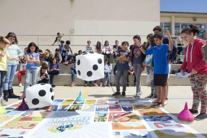 Els alumnes de 5è i 6è de l'Escola Saavedra han pogut provar el joc 'Tira els daus i descobreix Europa', creat per l'Oficina Europe Direct de Tarragona. El joc que és un recorregut per la Unió Europea per aprendre'n més sobre els estats membres.