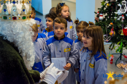 Los pajes de los Reyes Magos de Oriente visitan la Salle Tarragona.