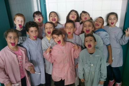 Més de 1.100 nens i nenes dels centres de Reus participen als tallers organitzats per Alba Clínica Dental, que ensenyen als alumnes hàbits bucodentals saludables.