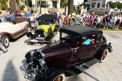 Un centenar de vehicles clàssics es van reunir el passat diumenge en el sisè Rally Clàssics Costa Daurada de Salou.