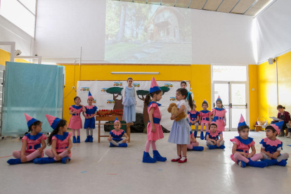 Assaig obert dels alumnes de P-5 de l'escola Rubió i Ors que interpretaran el pròxim dimecres 18 de maig, al teatre Bartrina, l'obra musical El Mag d'Oz.