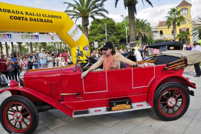 Un centenar de vehicles clàssics es van reunir el passat diumenge en el sisè Rally Clàssics Costa Daurada de Salou.