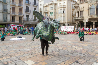 Más de un millar de niños reusenses se han reunido en el Mercado para recrear la figura del Drac de Reus, en el acto «Hola, Sant Pere»! que dón ala bienvenida en las fiestas mayores.
