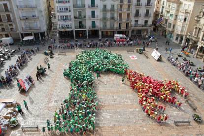 ¡Más de un millar de niños reusenses se han reunido en el Mercado para recrear la figura del Dragón de Reus, en el acto «Hola, Sant Pere»! que da la bienvenida en las fiestas mayores.