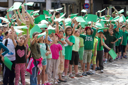 Més d'un miler d'infants reusencs s'han aplegat al Mercadal per recrear la figura del Drac de Reus, en l'acte «Hola, Sant Pere!», que dón ala benvinguda a les festes majors.