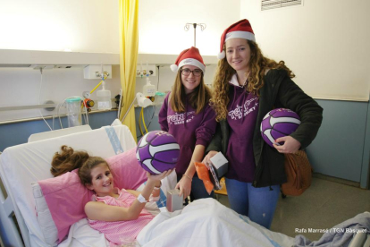 L'equip de bàsquet Tarragona Fem Bàsquet visita la planta pediàtrica de l'hospital Joan XXIII.