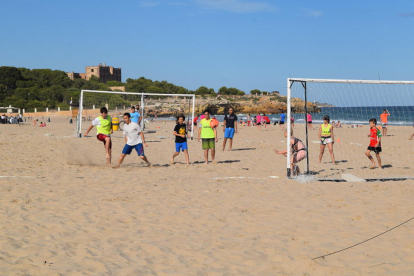 Desenes de joves d'entre 14 i 25 anys s'han reunit a la platja de l'Arrabassada de Tarragona per participar a una nova edició del torneig de futbol i voleibol platja